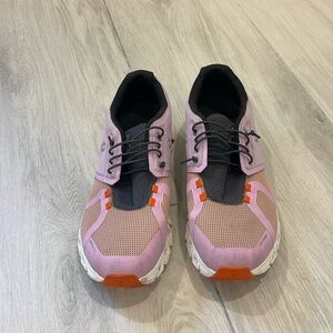 On Cloud sneakers, size US Women’s 9.5